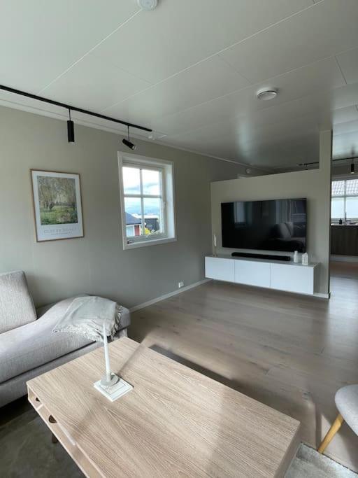 Villa House With 5 Bedrooms, 2 Bathrooms, Available For Onss *