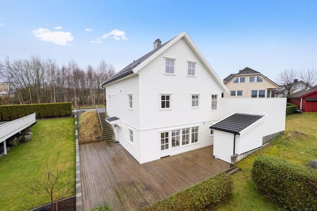 Villa House With 5 Bedrooms, 2 Bathrooms, Available For Onss Stavanger