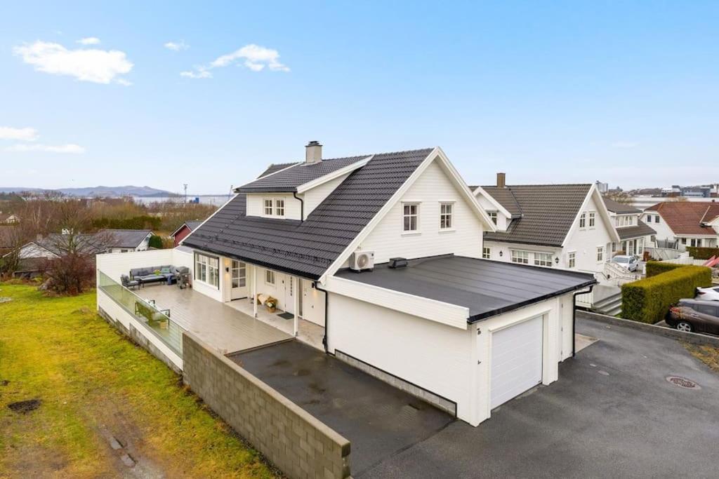 House With 5 Bedrooms, 2 Bathrooms, Available For Onss *